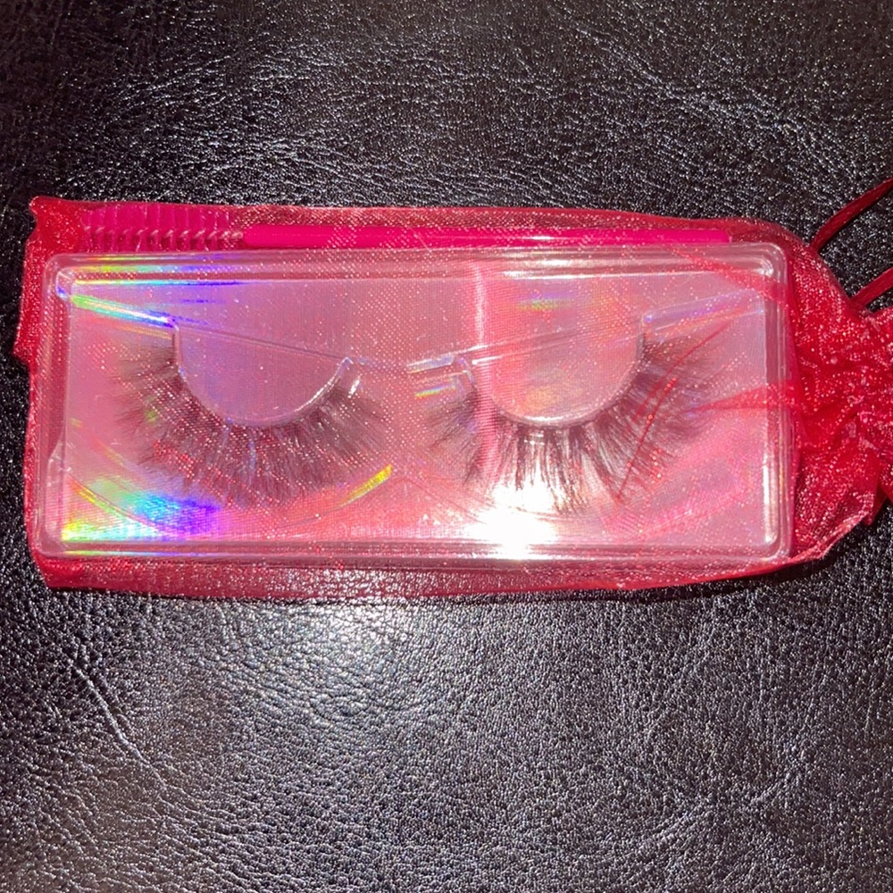 False Mink Lashes - Picture 2 of 6